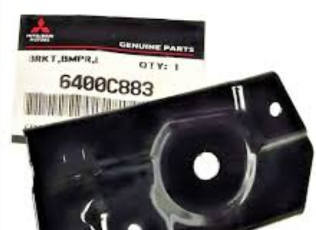 Левый кронштейн переднего бампера 6400C883 MITSUBISHI
