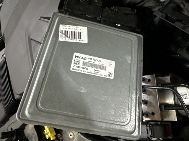 Модуль управления двигателем 06E907425 VAG