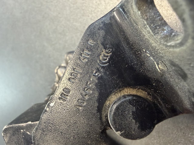 Петля передней двери, левой 1K0831411Q VAG