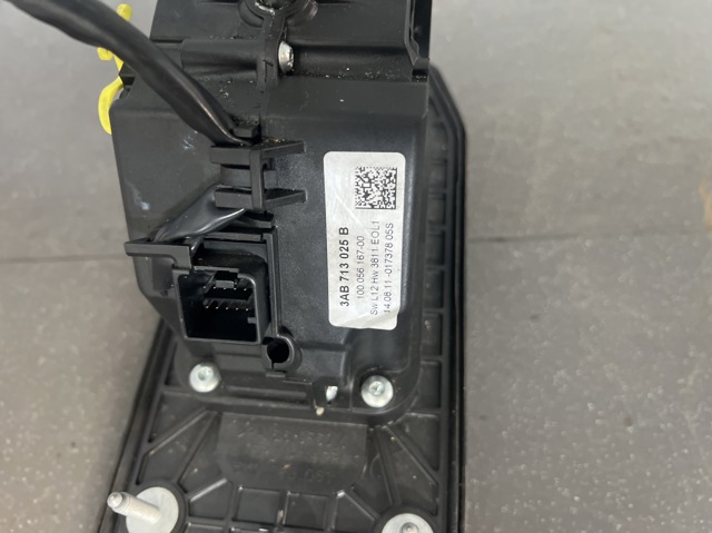 VAG 3AB713025B Кулиса переключения передач в наличии Полтава