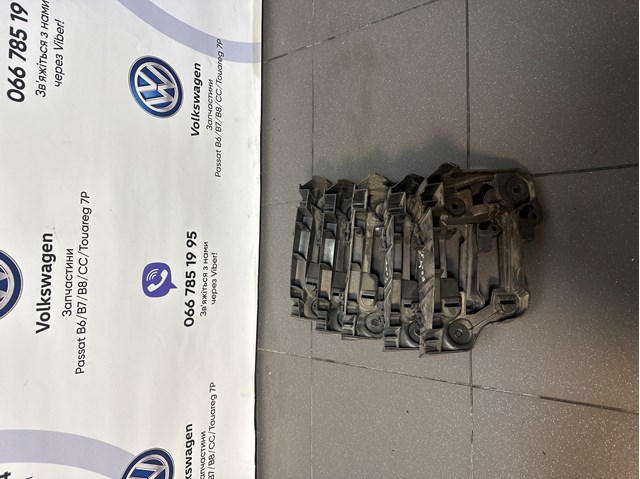 Направляющая заднего бампера, левая 3C8807393D VAG