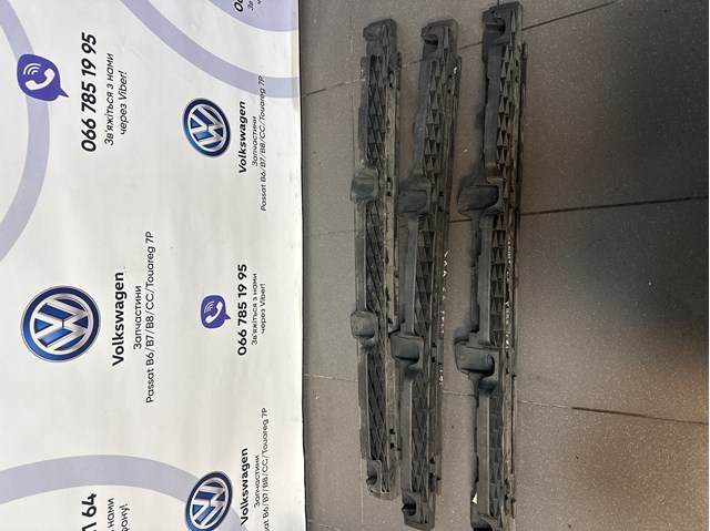 Кронштейн бампера заднего, центральный 3C8807863D VAG