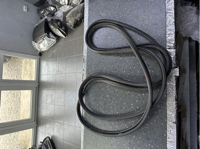 Уплотнитель люка крыши 3G9877459 VAG
