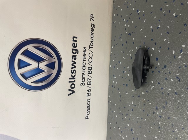Сопло омывателя лобового стекла левое 4L0955987C VAG