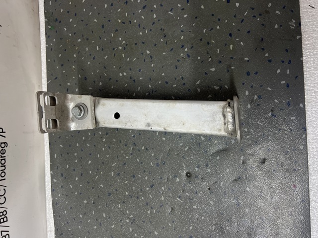 Кронштейн усилителя переднего бампера 4M0802037A VAG