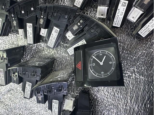 VAG 561919204B Часы салонные в наличии Черновцы