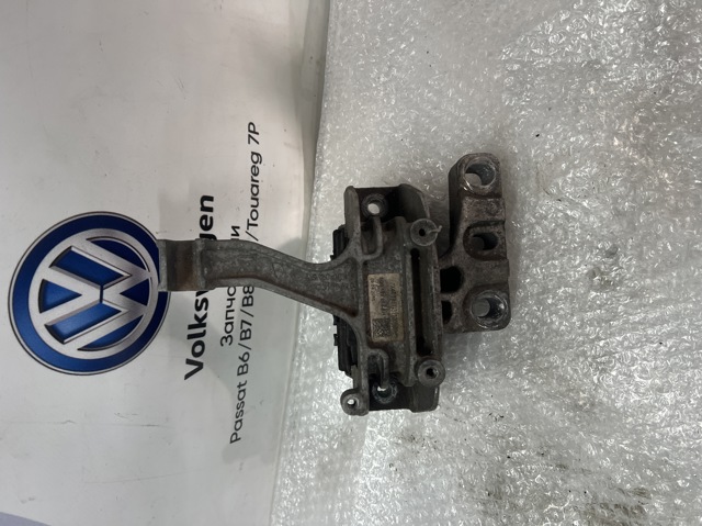 Подушка мотора правая Фольксваген Гольф SPORTSVAN