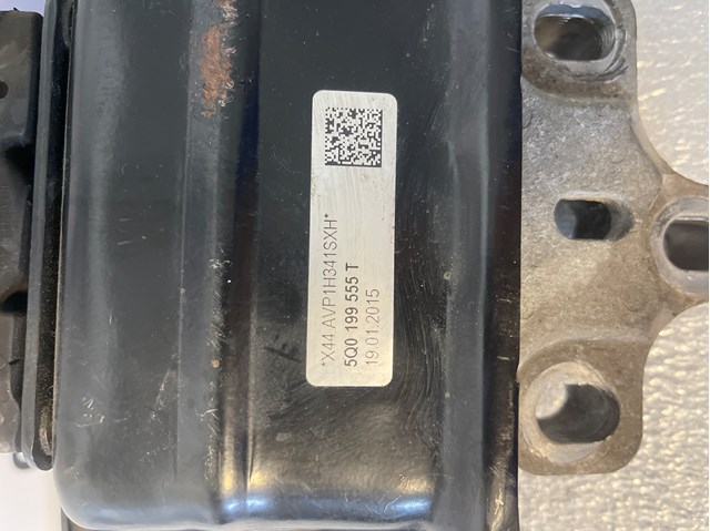 Подушка (опора) двигателя, левая Skoda Octavia 4 A8