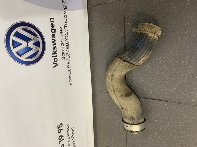 Патрубок интеркуллера 7P0145968A VAG