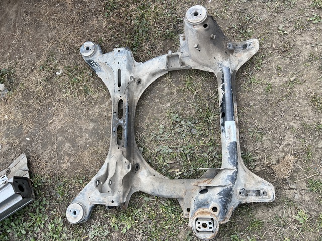 Балка передней подвески 7P0400025 VAG