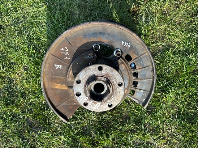 Цапфа правая 7P0505436A VAG