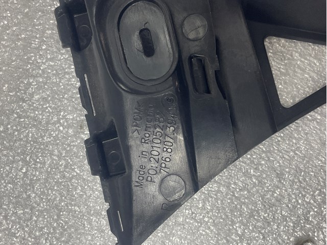 Правый кронштейн крепления бампера заднего 7P6807394 VAG