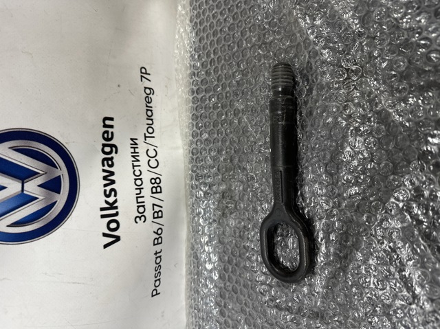 Крюк буксировочный 8K0805615A VAG