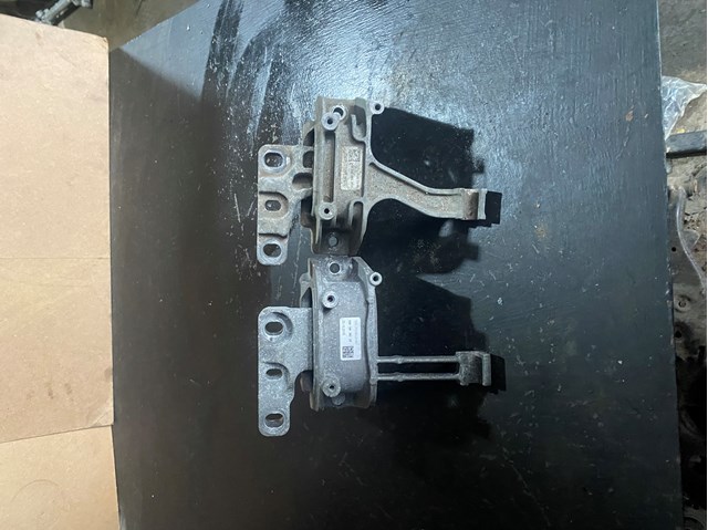 Правая подушка двигателя Volkswagen Golf SPORTSVAN