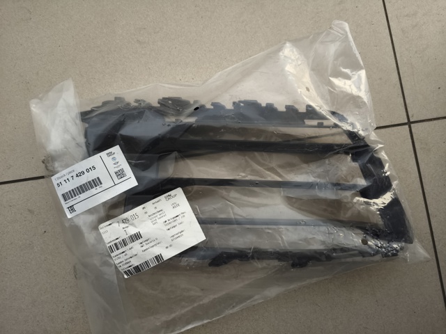 Решетка бампера переднего левая 51117429015 BMW