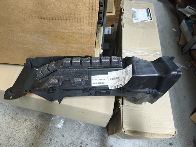 Воздуховод тормозного диска, правый 51757153786 BMW