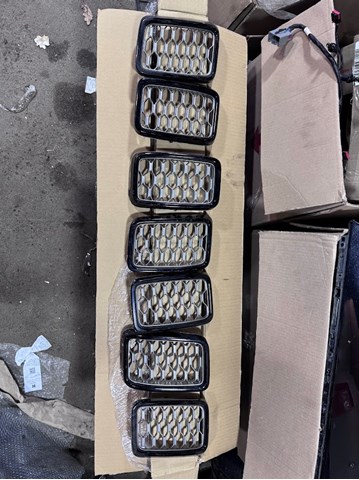 CHRYSLER 68317863AA Решетка радиатора в наличии Харьков