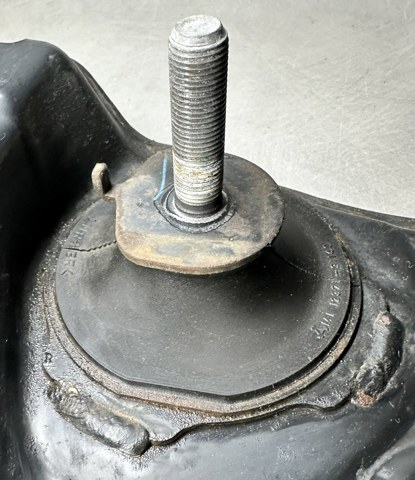 TOYOTA 1238031040 Подушка (опора) двигателя задняя в наличии Украина