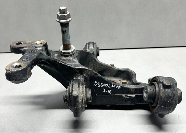 Кулак поворотный правый 4230406270 TOYOTA