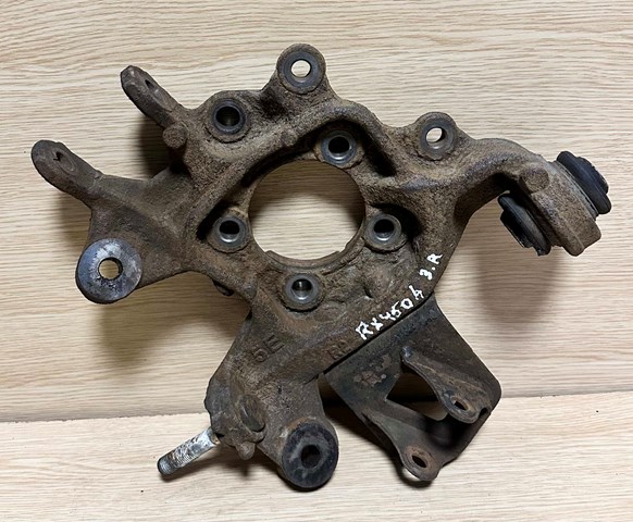 Цапфа (поворотный кулак) задний правый 4230448060 TOYOTA
