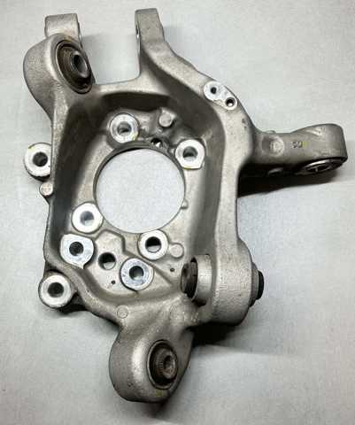 Цапфа (поворотный кулак) задний правый 4230453020 TOYOTA