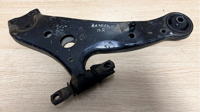 Передний нижний рычаг 4806848051 TOYOTA