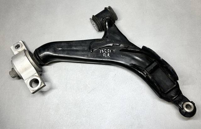 Нижний правый рычаг передней подвески 4862053050 TOYOTA
