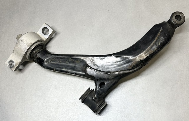 Рычаг передней подвески нижний левый 4864053050 TOYOTA