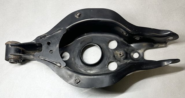 Рычаг задней подвески нижний, левый 4873030140 TOYOTA