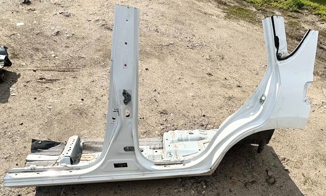 Стойка кузова центральная левая 6131242030 TOYOTA