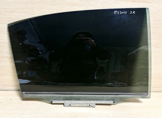 Стекло задней правой двери 6811330830 TOYOTA