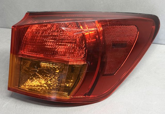 Задний правый внешний фонарь 8155153171 TOYOTA