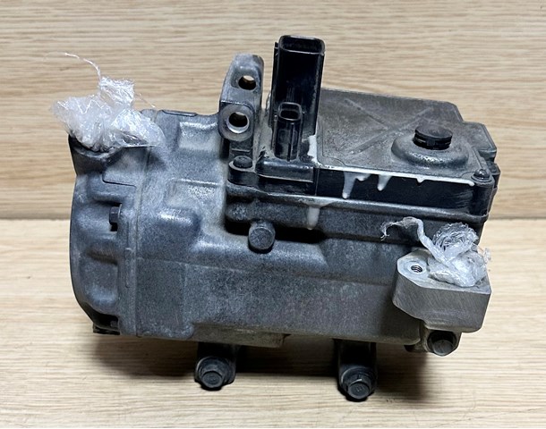 Компрессор климатической установки 8837048021 TOYOTA