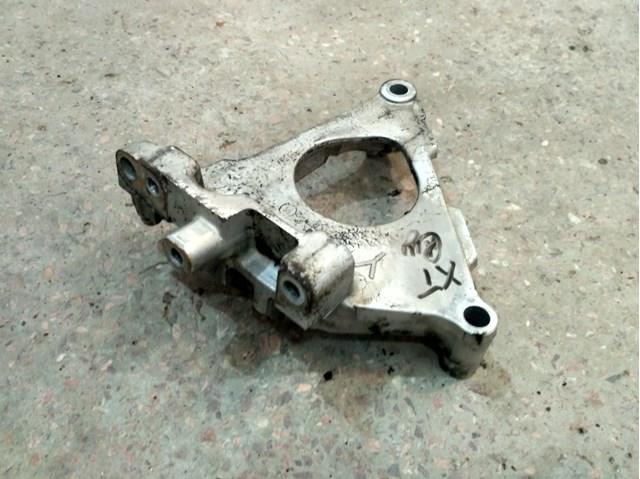 Кронштейн подушки (опоры) двигателя, правой 112318H800 NISSAN
