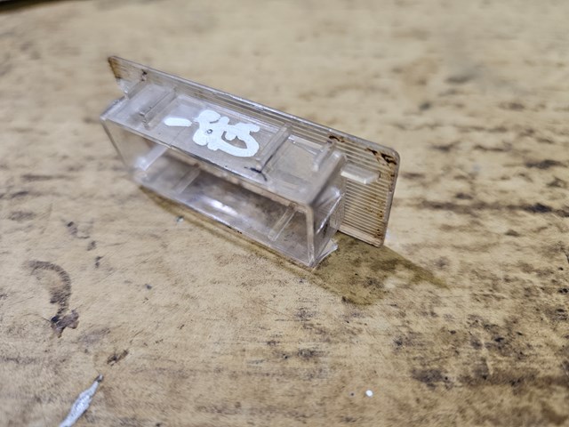 Фонарь освещения номерного знака 265100F000 NISSAN