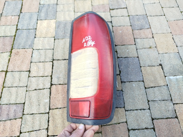 Фонарь задний правый 265503S225 NISSAN