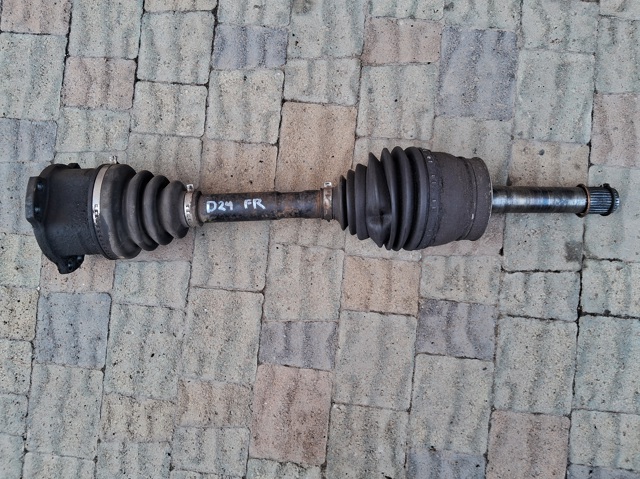 Ось передняя 392042S680 NISSAN