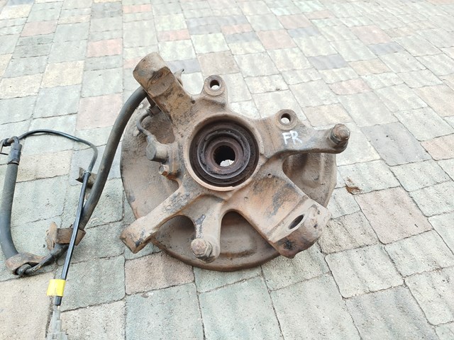 Цапфа (поворотный кулак) передний правый 400142S660 NISSAN