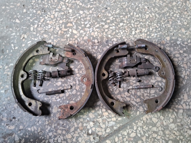 Колодки стояночного тормоза 44010EA06B NISSAN