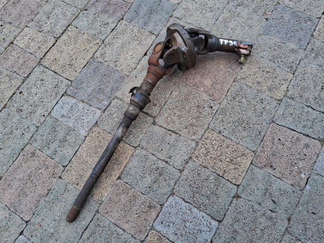 Нижний вал рулевой колонки 4529060030 TOYOTA