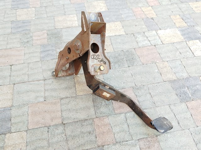 Педаль сцепления 465403S300 NISSAN