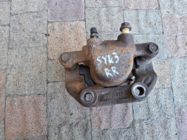 Задний правый суппорт 4844008001 SSANG YONG