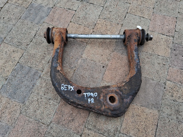 Рычаг передней подвески верхний, правый 4861035040 TOYOTA