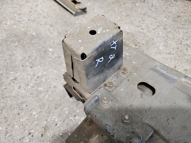 Кронштейн усилителя переднего бампера 620628H700 NISSAN