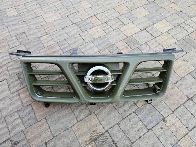 Решетка радиатора 623108H703 NISSAN