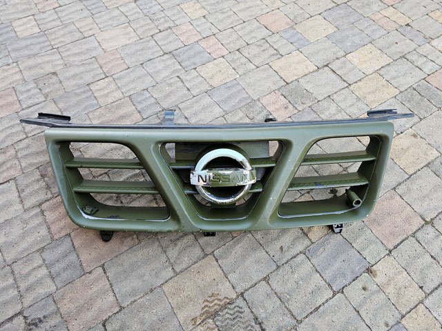 Решетка радиатора 62310EQ400 NISSAN