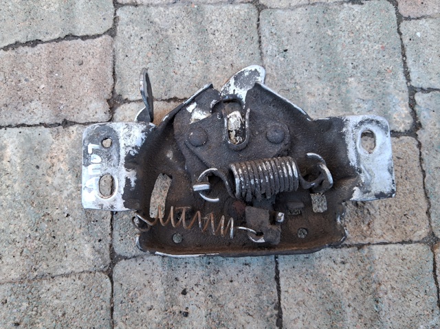 SUZUKI 8211065D12 Замок капота в наличии Полтава