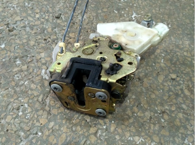Замок задней двери, левой 82503AA210 NISSAN