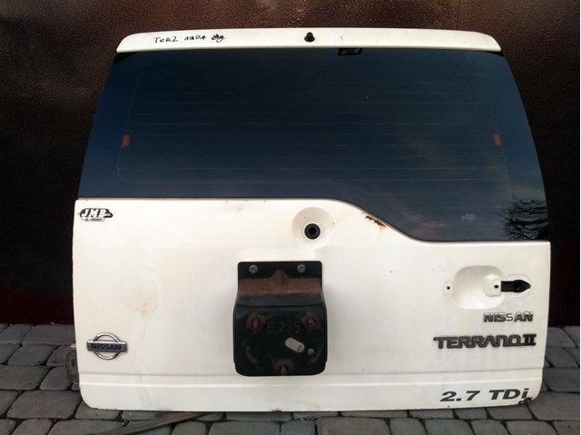 Дверь задняя багажная 901007F030 NISSAN