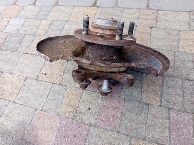 G21B261A1 MAZDA Цапфа (поворотный кулак) задний правый купить в Николаев